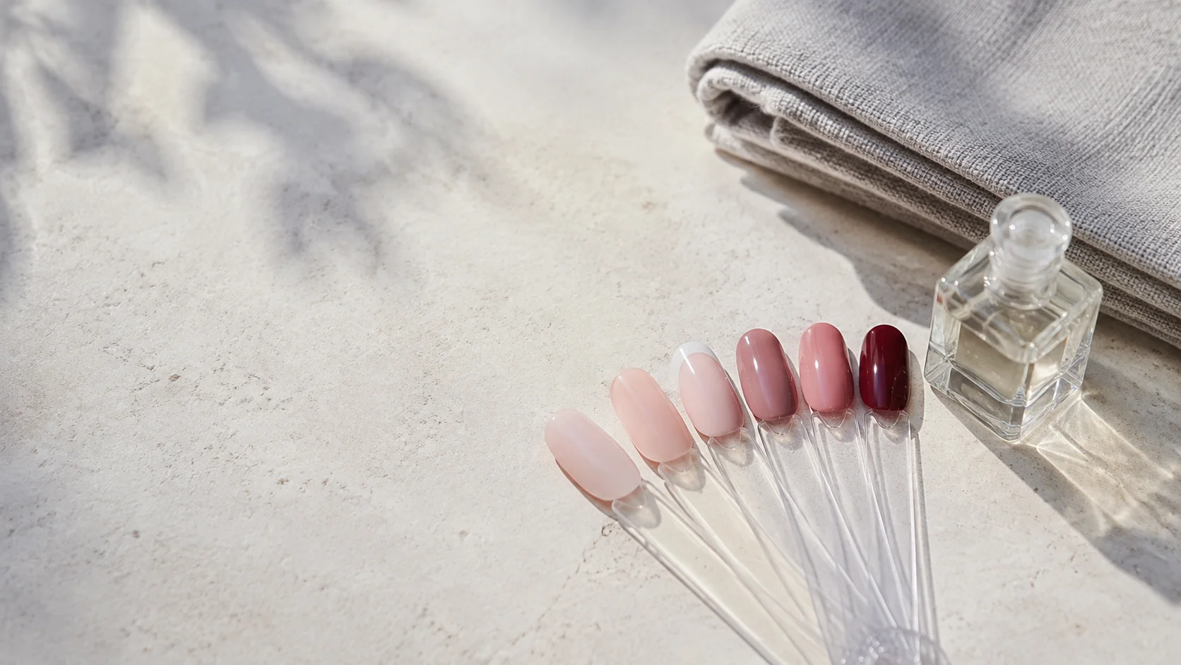 KI-Illustration: eine Palette dezenter Nagelfarben